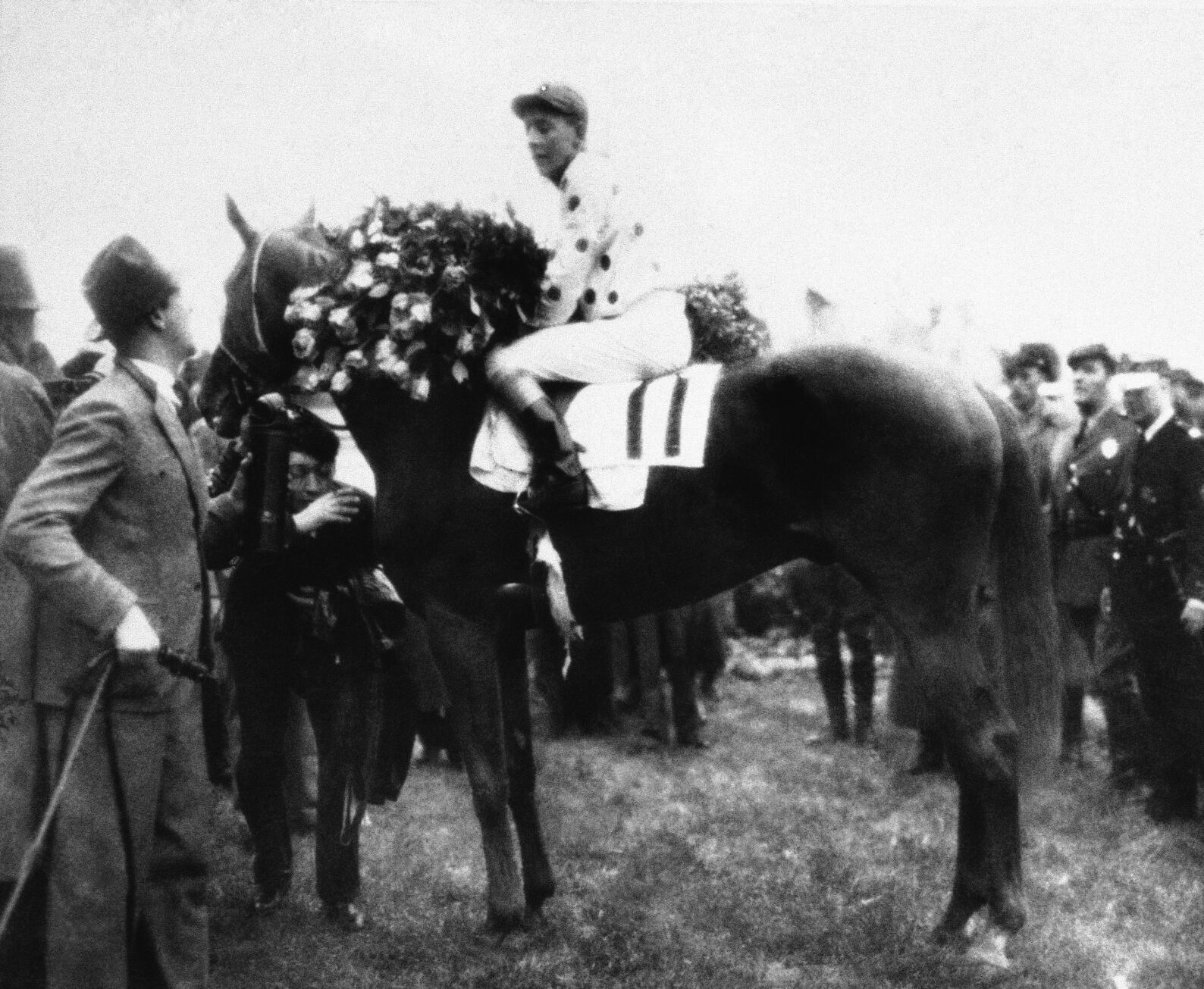 1935: Omaha becomes third horse to win Triple Crown